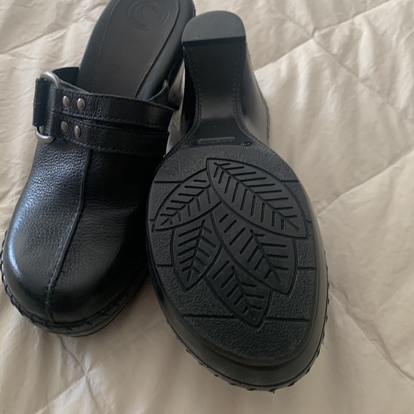 Leather clogs , never worn . Excellent condition! - Picture 3 of 3
